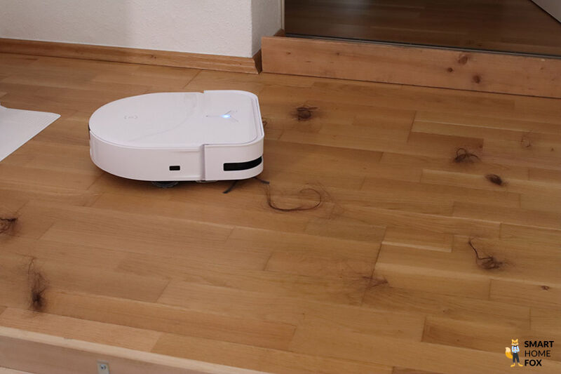 ECOVACS DEEBOT X5 OMNI saugt Tierhaare auf dem Laminat